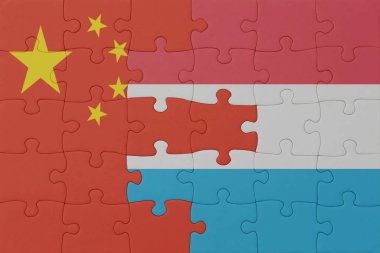 Lüksemburg ve Çin ulusal bayrağı bulmacası. Makro. Kavram. 3d illüstrasyon