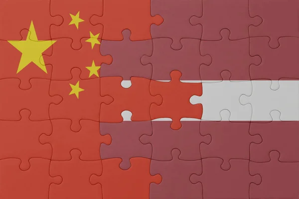 ラトビアと中国の国旗のパズルです マクロ コンセプト 3Dイラスト — ストック写真