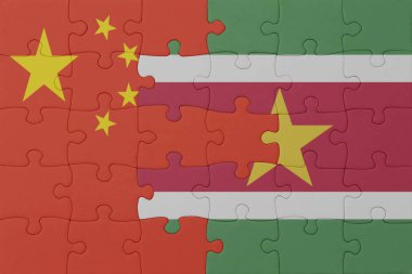 Surinam ve Çin 'in ulusal bayrağıyla bulmaca. Makro. Kavram. 3d illüstrasyon
