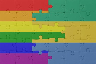 Gökkuşağı bayrağı eşcinsellik gururu ve gevezeliği ile bulmaca. Makro. Kavram. 3d illüstrasyon