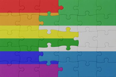 Gökkuşağı eşcinsellik gururu ve Sierra Leone bayrağı ile bulmaca. Makro. Kavram. 3d illüstrasyon