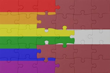 Gökkuşağı bayrağı eşcinsellik gururu ve Letonya 'nın bulmacası. Makro. Kavram. 3d illüstrasyon