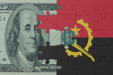 Angola 'nın ulusal bayrağı ve dolar banknotuyla ilgili bulmacalar. Makro. Kavram. 3d illüstrasyon