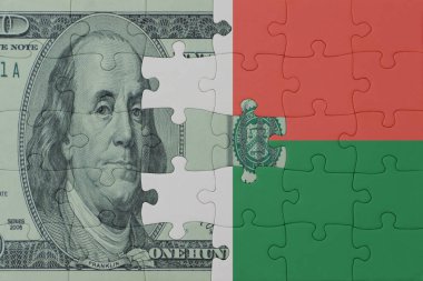 Ulusal Madagaskar bayrağı ve dolar banknotuyla ilgili bulmacalar. Makro. Kavram. 3d illüstrasyon