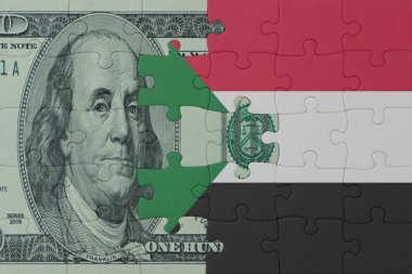 Sudan 'ın ulusal bayrağı ve dolar banknotuyla ilgili bulmacalar. Makro. Kavram. 3d illüstrasyon