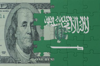 Suudi Arabistan 'ın ulusal bayrağı ve dolar banknotunun bulmacası. Makro. Kavram. 3d illüstrasyon