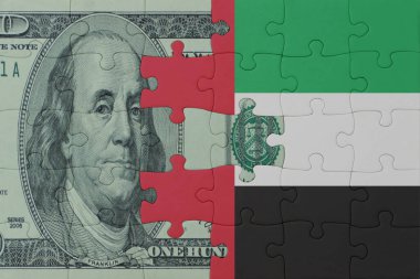 Birleşik Arap Emirlikleri 'nin ulusal bayrağı ve dolar banknotunun bulmacası. Makro. Kavram. 3d illüstrasyon