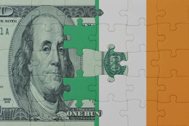İrlanda ulusal bayrağı ve dolar banknotuyla ilgili bulmacalar. Makro. Kavram. 3d illüstrasyon