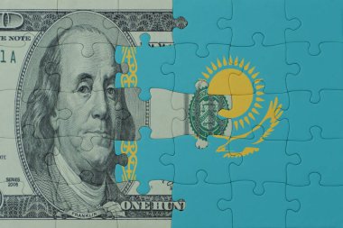Ulusal Kazakistan bayrağı ve dolar banknotuyla ilgili bulmacalar. Makro. Kavram. 3d illüstrasyon