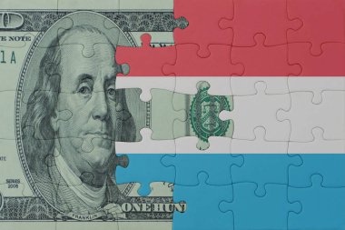 Lüksemburg 'un ulusal bayrağı ve dolar banknotunun bulmacası. Makro. Kavram. 3d illüstrasyon