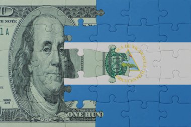 Ulusal Nikaragua bayrağı ve dolar banknotuyla ilgili bulmacalar. Makro. Kavram. 3d illüstrasyon