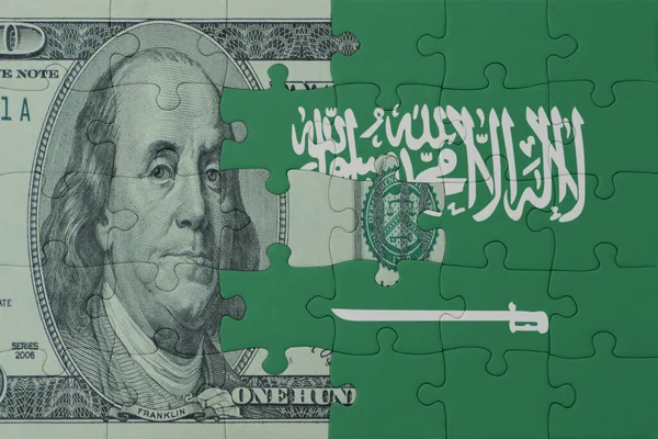Головоломка Національним Прапором Саудівської Аравії Доларовою Банкнотою Концепція Macro Conception — стокове фото
