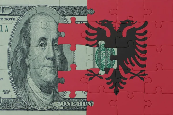 알바니아 국기와 달러화 은행권의 퍼즐이었습니다 거시적으로 — 스톡 사진