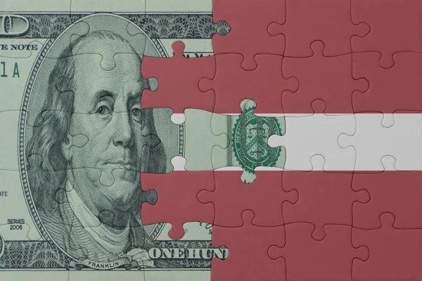 Puzzle Mit Der Nationalflagge Von Lettland Und Dollar Banknote Macro — Stockfoto