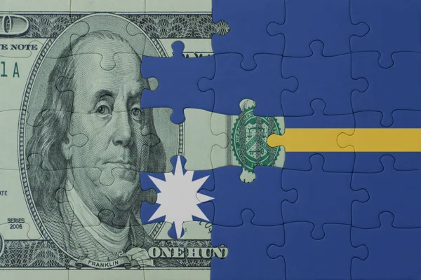 Puzzle Mit Der Nationalflagge Von Nauru Und Dollar Geldschein Macro — Stockfoto