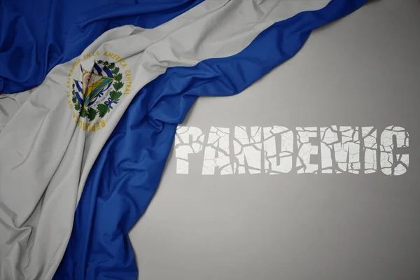 Machanie Kolorową Flagą Narodową Salvador Szarym Tle Przerwaną Pandemią Tekstu — Zdjęcie stockowe