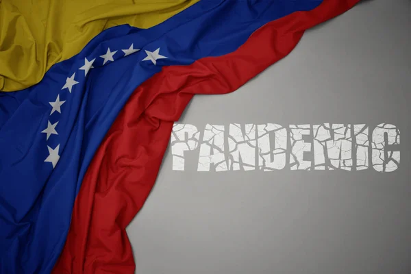 Színes Nemzeti Zászlót Lobogtatva Venezuela Szürke Hátterében Törött Szöveges Világjárvánnyal — Stock Fotó