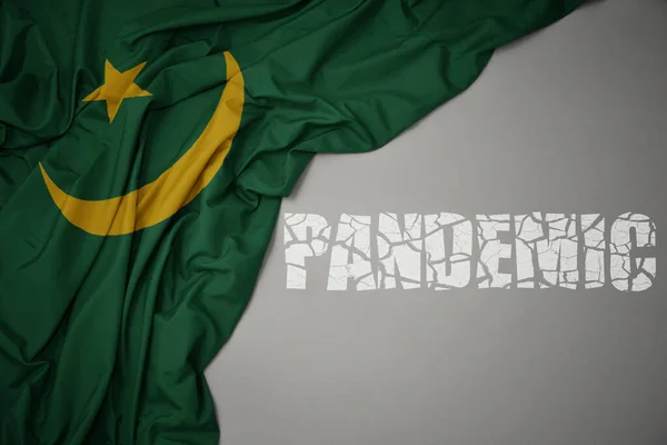 Schwenken Bunte Nationalflagge Von Mauretanien Auf Grauem Hintergrund Mit Gebrochenem — Stockfoto