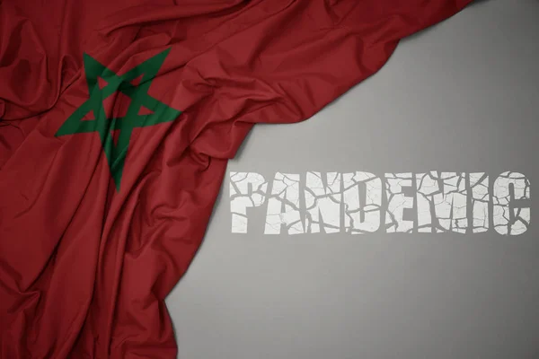 Махаючи Барвистим Національним Прапором Марокко Сірому Фоні Розбитою Текстовою Пандемією — стокове фото