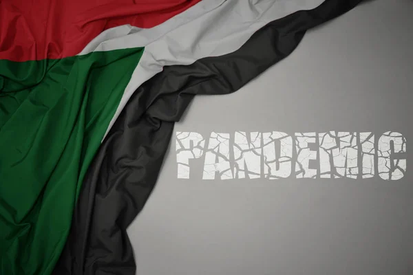 Κυματίζει Πολύχρωμη Εθνική Σημαία Του Σουδάν Γκρι Φόντο Σπασμένο Κείμενο — Φωτογραφία Αρχείου