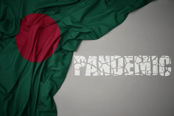 Κυματίζει Πολύχρωμη Εθνική Σημαία Του Bangladesh Γκρι Φόντο Σπασμένο Κείμενο — Φωτογραφία Αρχείου