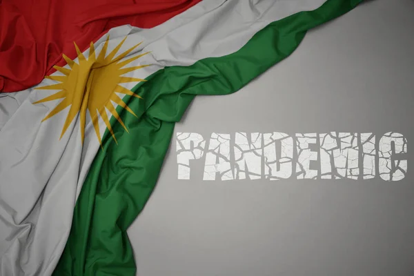 Színes Nemzeti Zászló Lobogtatása Kurdisztán Szürke Hátterében Törött Szövegpandémiával Koncepció — Stock Fotó