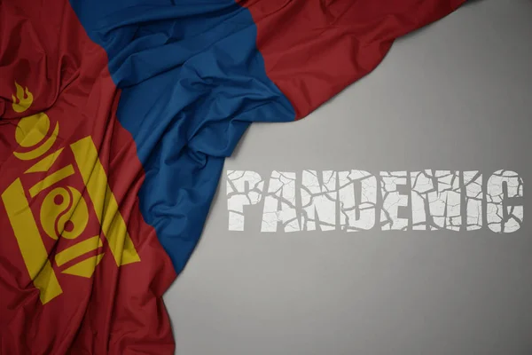 Mává Barevnou Národní Vlajkou Mongolska Šedém Pozadí Zlomeným Textem Pandemie — Stock fotografie