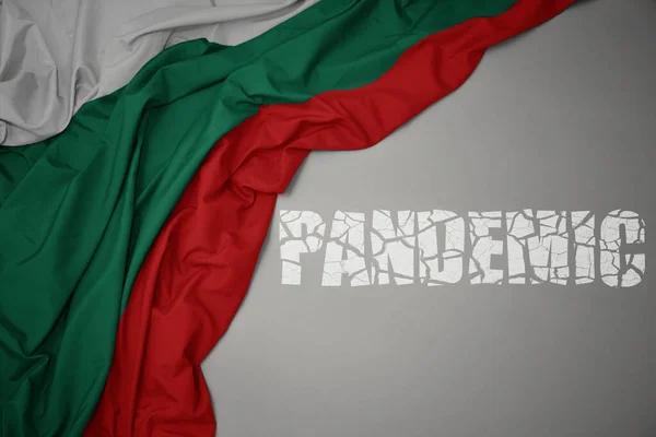 Размахивая Красочным Национальным Флагом Болгарии Сером Фоне Разбитой Текстовой Пандемией — стоковое фото