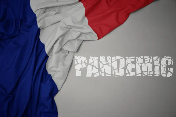 Размахивая Красочным Национальным Флагом Франции Сером Фоне Разбитой Текстовой Пандемией — стоковое фото