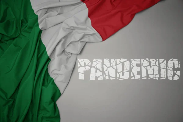 Размахивая Красочным Национальным Флагом Италии Сером Фоне Разбитой Текстовой Пандемией — стоковое фото