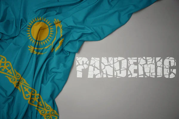 Размахивая Красочным Национальным Флагом Казахстана Сером Фоне Разбитой Текстовой Пандемией — стоковое фото