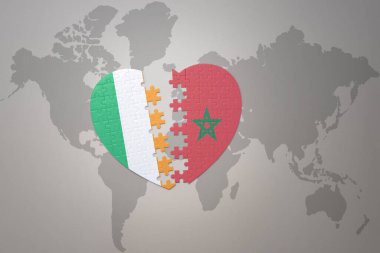 Fas ve İrlanda 'nın ulusal bayrağıyla ilgili bir bulmaca kalbi dünya haritasında. 3B illüstrasyon