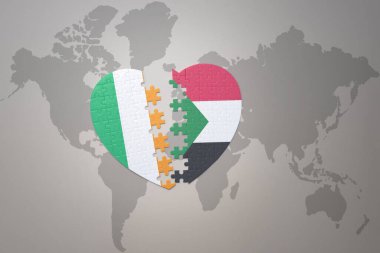 Bir dünya haritasında Sudan ve İrlanda 'nın ulusal bayrağının bulmaca kalbi. 3B illüstrasyon