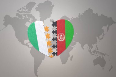 Afganistan ve İrlanda 'nın ulusal bayrağıyla ilgili bir bulmaca kalbi dünya haritasında. 3B illüstrasyon