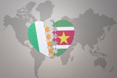 Dünya haritasında Surinam ve İrlanda 'nın ulusal bayrağını taşıyan bir bulmaca kalbi. 3B illüstrasyon