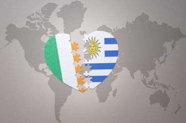 Dünya haritasında Uruguay ve İrlanda 'nın ulusal bayrağının bulmaca kalbi. 3B illüstrasyon