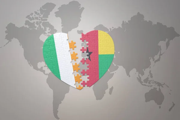 Серце Головоломка Національним Прапором Гінеї Бісау Ірландії Фоні Карти Світу — стокове фото
