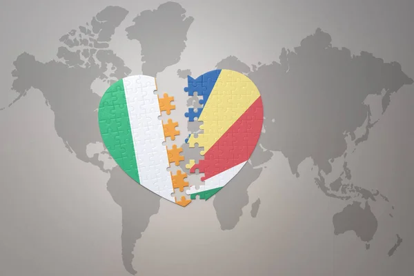在世界地图的背景上 用海岛和爱尔兰国旗拼凑人心 3D插图 — 图库照片