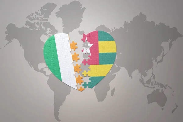 在世界地图的背景上 Togo Ieland 的国旗拼凑人心 3D插图 — 图库照片