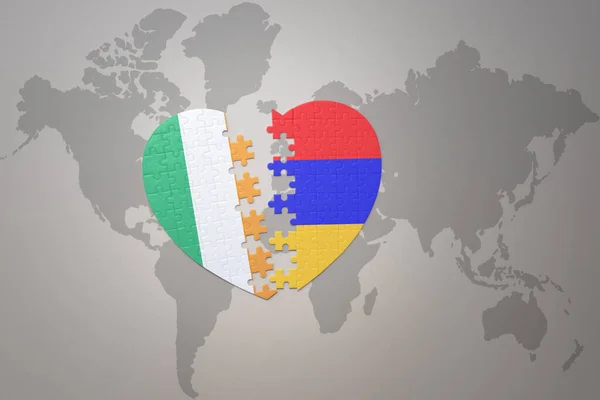 世界地図の背景にアーメニアとアイルランドの国旗が描かれたパズルハート 3Dイラスト — ストック写真