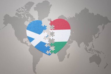 Hungary ve İskoçya 'nın ulusal bayrağıyla bir dünya haritasında bulmaca kalbi. 3B illüstrasyon