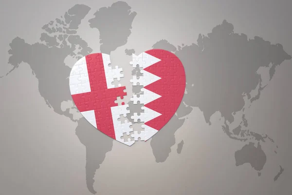 Пуховое Сердце Национальным Флагом Бахрейна Англии Задней Стороне Карты Мира — стоковое фото