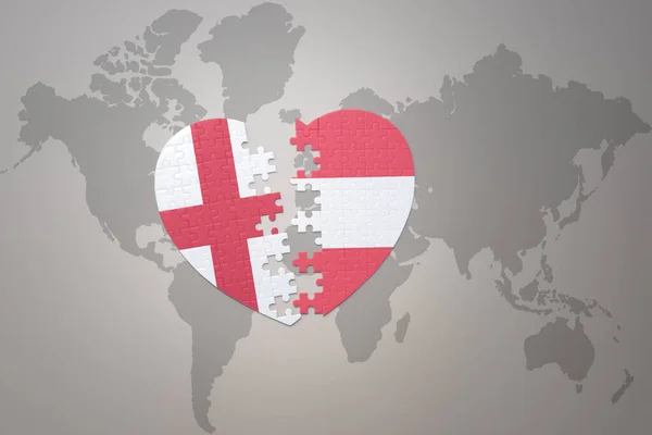 Пуховое Сердце Национальным Флагом Австрии Англии Задней Стороне Карты Мира — стоковое фото