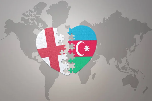 Puzzleherz Mit Der Nationalflagge Azerbaidschans Und Englands Auf Einer Weltkarte — Stockfoto