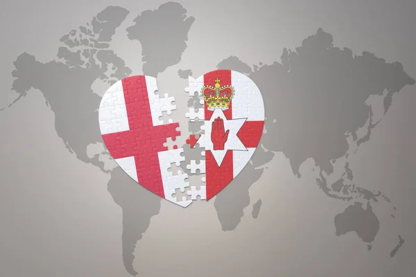 パズルハートで北アイルランドとイギリスの国旗を世界地図の背景に 3Dイラスト — ストック写真