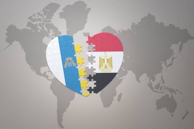 Mısırın ve kanarya adalarının ulusal bayrağıyla bir dünya haritası üzerinde bulmaca kalbi. 3B illüstrasyon