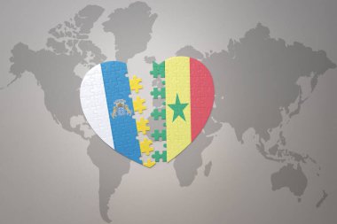 Senegal ve Kanarya adalarının ulusal bayrağıyla bir dünya haritası üzerinde bulmaca kalbi. Konsept. 3B illüstrasyon