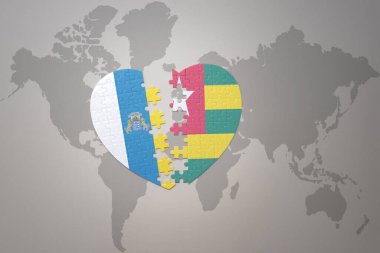 Togo ve Kanarya Adaları 'nın ulusal bayrağıyla bir dünya haritası üzerinde bulmaca kalbi. 3B illüstrasyon