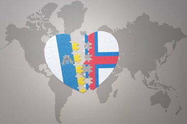 Faroe Adaları ve Kanarya Adaları 'nın ulusal bayrağıyla bir dünya haritası üzerinde bulmaca kalbi. 3B illüstrasyon