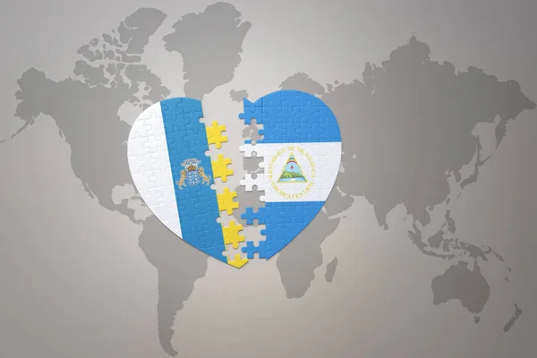Пуховое Сердце Национальным Флагом Никарагуа Канарийских Островов Фоне Карты Мира — стоковое фото